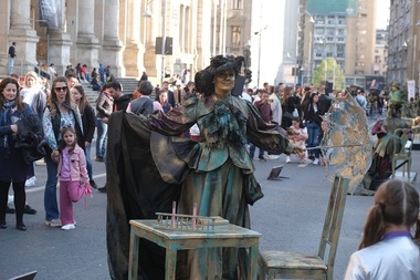 Străzi deschise - Statui vivante, marionete, silent disco, ateliere şi teatru pentru copii pe Calea Victoriei
