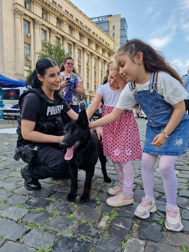 Peste 5.000 de persoane, la „Ziua Porţilor Deschise pentru Copii la MAI”. Copiii au asistat la demonstraţii de dresaj canin, exerciţii de autoapărare, lecţii de prim-ajutor. Lucian Bode a schimbat funcţia de ministru cu un tânăr de 12 ani - FOTO/ VIDEO