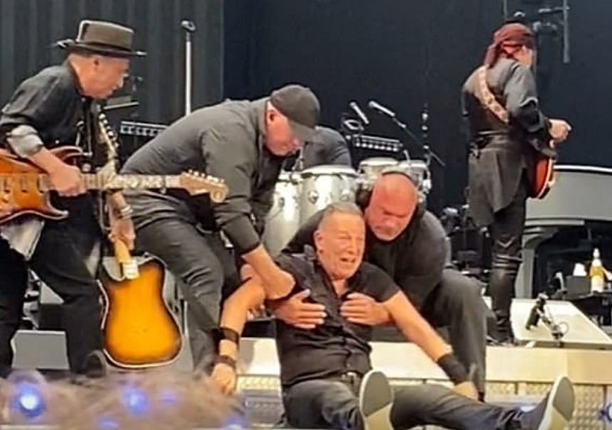 Bruce Springsteen s-a împiedicat şi a căzut pe scenă în timpul concertului din Amsterdam - VIDEO