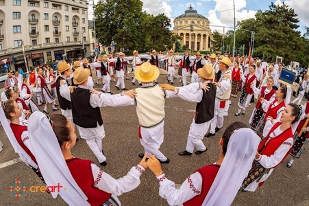 Paradă a costumelor populare, româneşti şi internaţionale cu 400 de artişti, pe străzile Capitalei