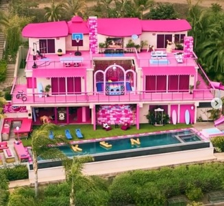 O casă "Barbie" este de închiriat pe Airbnb în Malibu - FOTO