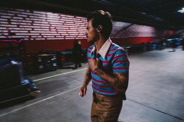 Harry Styles a fost lovit în ochi cu un obiect aruncat în timp ce cânta pe scenă, la un concert în Viena - VIDEO