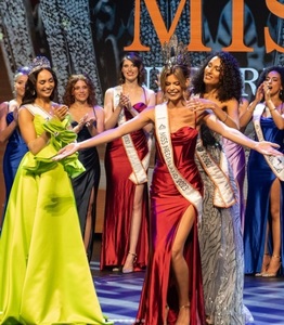 Modelul Rikkie Valerie Kollé, prima femeie transsexuală care a câştigat titlul de Miss Olanda, va reprezenta ţara la concursul Miss Univers 