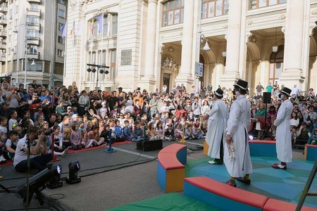 „Străzi deschise” pe Calea Victoriei - Statui vivante, teatru de păpuşi, spectacole-lectură şi acrobaţii, în programul weekendului 15-16 iulie