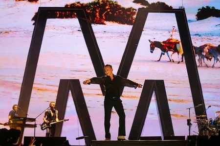 Show de clasă Depeche Mode, într-o atmosferă tipic britanică pe Arena Naţională. Martin Gore a cântat în ploaie. Dave Gahan şi-a păstrat mişcările de scenă/ FOTO