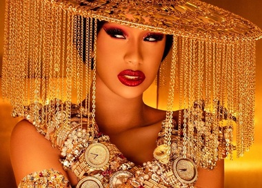 Cântăreaţa Cardi B a aruncat cu microfonul într-un spectator, după ce a fost stropită cu o băutură - VIDEO