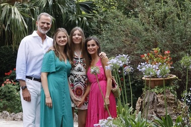 Regele Felipe al VI-lea şi regina Letizia a Spaniei, alături de fiicele lor în Mallorca - FOTO