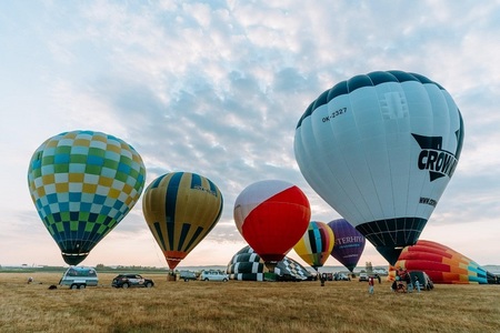 Zboruri în baloane cu aer cald din mai multe ţări, concerte şi jeep safari, în programul Air Sensation Festival de la Ocna Sibiului