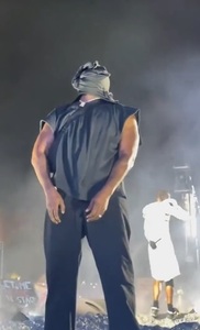 Kanye West a revenit pe scenă pentru prima dată de la declaraţiile sale antisemite - VIDEO