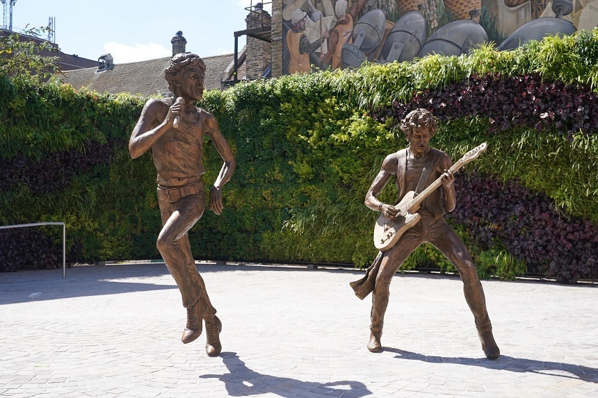 Statuile din bronz ale lui Mick Jagger şi Keith Richards, inaugurate în oraşul natal Dartford