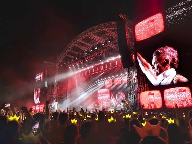 Robbie Williams la Bucureşti: 33 de ani de carieră în două ore de show. Artistul britanic a mulţumit publicului „fenomenal”: „În seara aceasta va fi terapie pentru mine şi distracţie pentru voi!”/ FOTO/ VIDEO