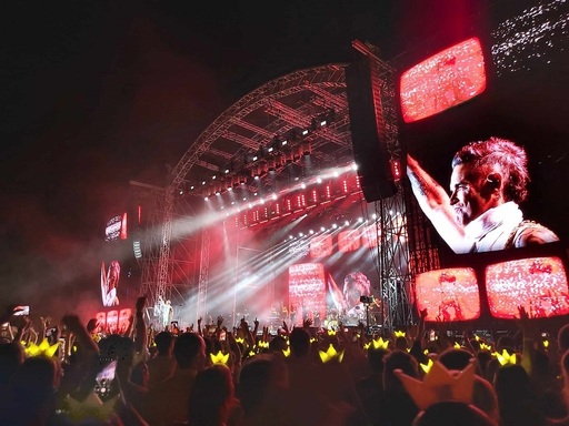 Robbie Williams la Bucureşti: 33 de ani de carieră în două ore de show. Artistul britanic a mulţumit publicului „fenomenal”: „În seara aceasta va fi terapie pentru mine şi distracţie pentru voi!”/ FOTO/ VIDEO