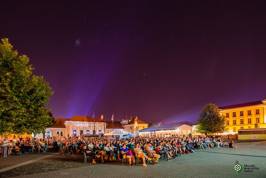 Actori, regizori şi personaje pe picioroange, invitaţi speciali la Alba Iulia Music&Film