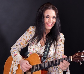 Cântăreaţa de muzică folk Zoia Alecu marchează 50 de ani de carieră prin trei concerte la Tulcea, Ploieşti şi Bucureşti