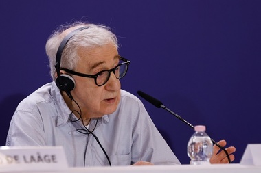 Premiera celui mai recent film de Woody Allen la Veneţia, întâmpinată cu protest - VIDEO