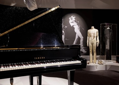 Pianul lui Freddie Mercury a fost vândut cu două milioane de euro la Londra - FOTO/ VIDEO