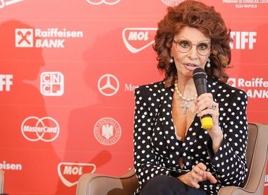 Sophia Loren a fost spitalizată după ce a căzut. Actriţa a suferit mai multe fracturi