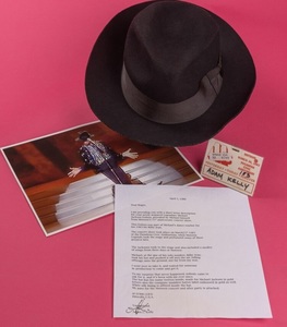 Pălăria purtată de Michael Jackson atunci când a executat primul său moonwalk s-a vândut cu 77.640 de euro