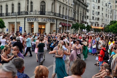 Străzi deschise - Live performance cu Pisica Pătrată, spectacole de dans, teatru şi activităţi creative în weekendul 30 septembrie - 1 octombrie