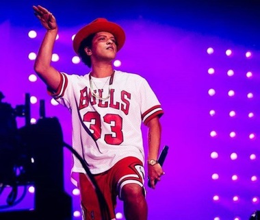 Artistul Bruno Mars a părăsit Israelul după ce a fost surprins de atacuri cu rachete