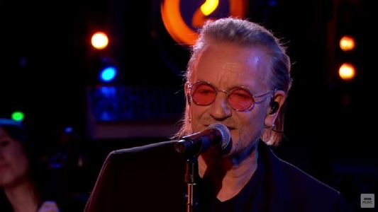 Bono a adus un omagiu emoţionant "copiilor frumoşi" ucişi în deşertul din Israel - VIDEO
