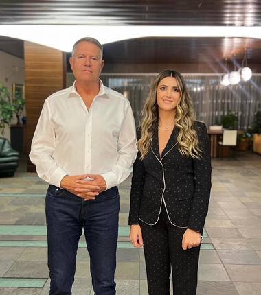 O hairstylistă a postat pe reţelele de socializare imagini alături de preşedintele Iohannis: Onorată, dar mai ales fericită că am fost aleasă de domnul preşedinte
