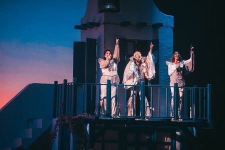 Musicalul „Mamma Mia!“ revine în decembrie pe scena Sălii Palatului cu trei nume noi în distribuţie