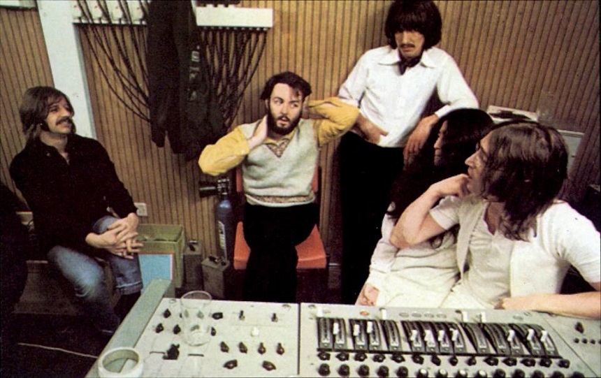 "Now and Then", ultimul cântec The Beatles, "înduioşător". The Guardian: "Un tribut emoţionant adus legăturii membrilor trupei". Variety: "O plăcere neaşteptată". Melodia a fost ascultată de 4,4 milioane de ori pe YouTube