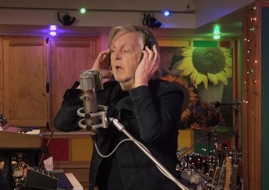 The Beatles doboară recorduri în topurile britanice, după ce noua melodie "Now and Then" devine single-ul nr. 1. Reacţia lui Paul McCartney