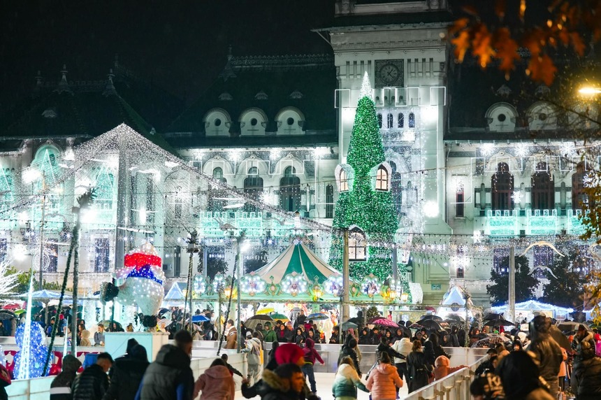 S-a deschis Târgul de Crăciun de la Craiova / Crăiasa Zăpezii a dat startul magiei de sărbători / A fost montată şi cea mai mare roată panoramică din România - VIDEO