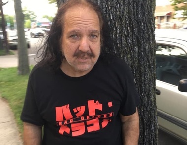 Actorul de filme porno Ron Jeremy, acuzat de viol şi agresiune sexuală, suferă de demenţă. El va fi transferat la o  "reşedinţă privată"