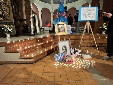 Prieteni şi muzicieni la priveghiul Ronei Hartner de la Toulon. Artista va fi înmormântată la Cimitirul Bellu 