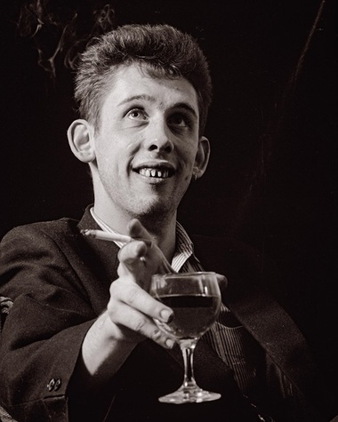 Shane MacGowan, compozitorul formaţiei The Pogues şi legendă a muzicii irlandeze, a murit la vârsta de 65 de ani