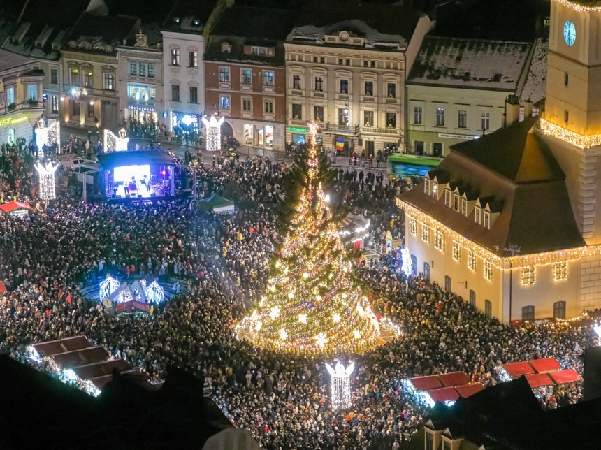 Braşov: Mii de localnici şi turişti, la festivitatea de aprindere a iluminatului festiv care a avut loc în Piaţa Sfatului - FOTO

