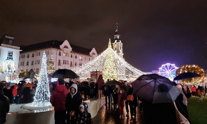 Iluminatul de sărbători din Oradea, aprins în prezenţa a sute de persoane, în ciuda ploii / A fost deschis şi Târgul de Crăciun