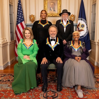 Cântăreaţa Queen Latifah şi actorul Billy Crystal, premiaţi de Kennedy Center la Washington