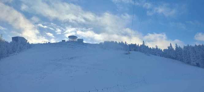 Se produce zăpadă artificială în Poiana Braşov / Turiştii sunt sfătuiţi să schieze cu prudenţă - FOTO