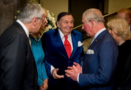 Regele Charles al lll-lea şi vedete i-au adus un omagiu comediantului Barry Humphries în cadrul unei ceremonii la Sydney