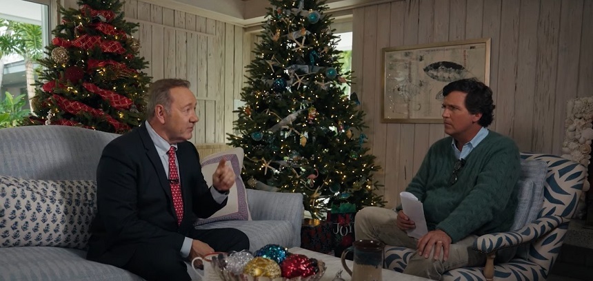Kevin Spacey şi Tucker Carlson au lansat un videoclip bizar de Crăciun în care blamează alegerile din 2024 şi "House of Cards": "Netflix există datorită mie"