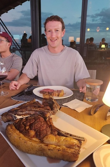Miliardarul Mark Zuckerberg a început să crească vaci cu o dietă unică de macadamia şi bere