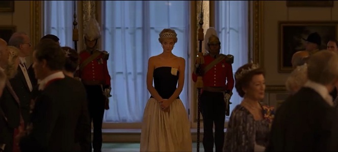 Replică a rochiei de încoronare a reginei Elizabeth II, scenarii şi piese de decor din serialul de succes "The Crown" vor fi scoase la licitaţie