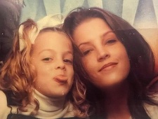 Cartea de memorii a cântăreţei Lisa Marie Presley, fiica lui Elvis, va fi lansată în octombrie