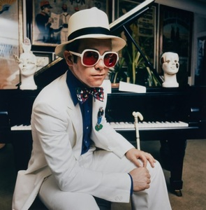 Elton John scoate la licitaţie o colecţie de suveniruri: cizme, un pian, un Banksy