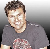 Canadianul de origine română Şerban Ghenea a câştigat premiul Grammy în calitate de inginer de sunet/ mixaj la albumul "Midnights" al lui Taylor Swift