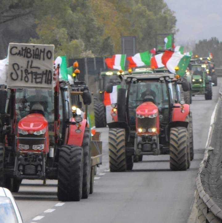 Fermierii italieni protestează: „Dacă nu urcăm pe scenă, blocăm Sanremo. Reînnoim solicitarea noastră de a lua urgent legătura cu conducerea RAI”/ VIDEO