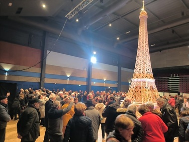 Un bărbat a intrat în Cartea Recordurilor pentru crearea celui mai înalt Turn Eiffel din beţe de chibrituri