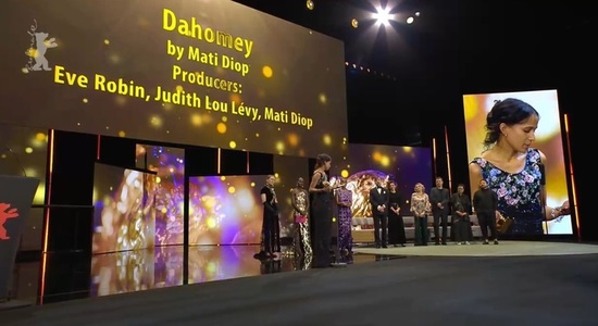 Berlinala 2024 - Documentarul „Dahomey”, regizat de Mati Diop, a câştigat Ursul de Aur. Sebastian Stan şi Emily Watson au primit câte un Urs de Argint pentru interpretare
