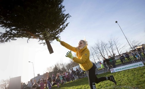 O femeie a pierdut o cerere de daune de 650.000 de lire sterline pentru vătămare corporală, după ce a fost văzută participând la un concurs de aruncat pomul de Crăciun