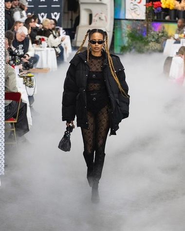 Săptămâna Modei de la Paris - Stella McCartney a prezentat o colecţie total vegană, Marine Serre a ales decorul unei pieţe, o defilare a avut loc în biserică - VIDEO