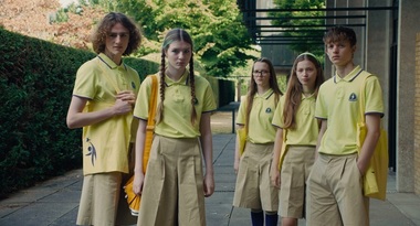 Comedia neagră „Club Zero”, despre tulburări de alimentaţie, supraconsum şi sectantism, cu Mia Wasikowska, Sidse Babett Knudsen şi românul Andrei Hozoc, din 8 martie în cinema/ VIDEO